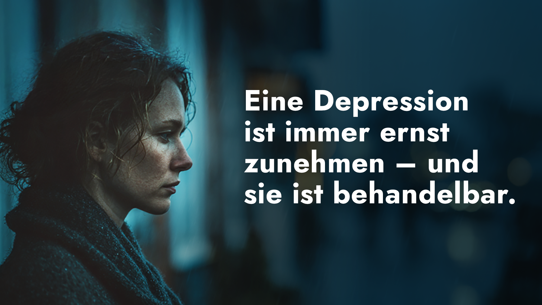 Eine Frau steht an einer Hauswand auf einer Straße.